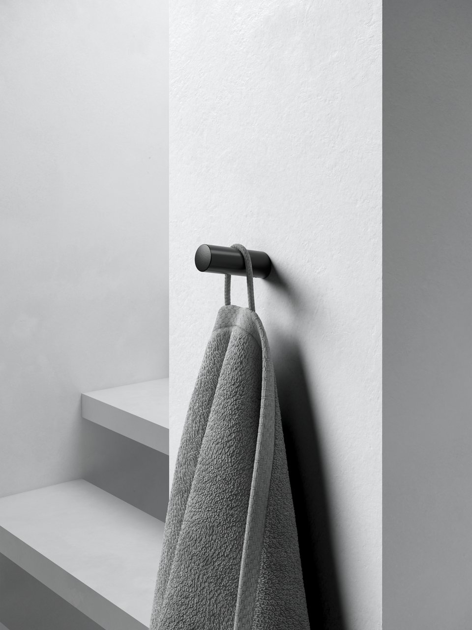 Schwarzer Handtuchhaken der Collection Reva mit Handtuch