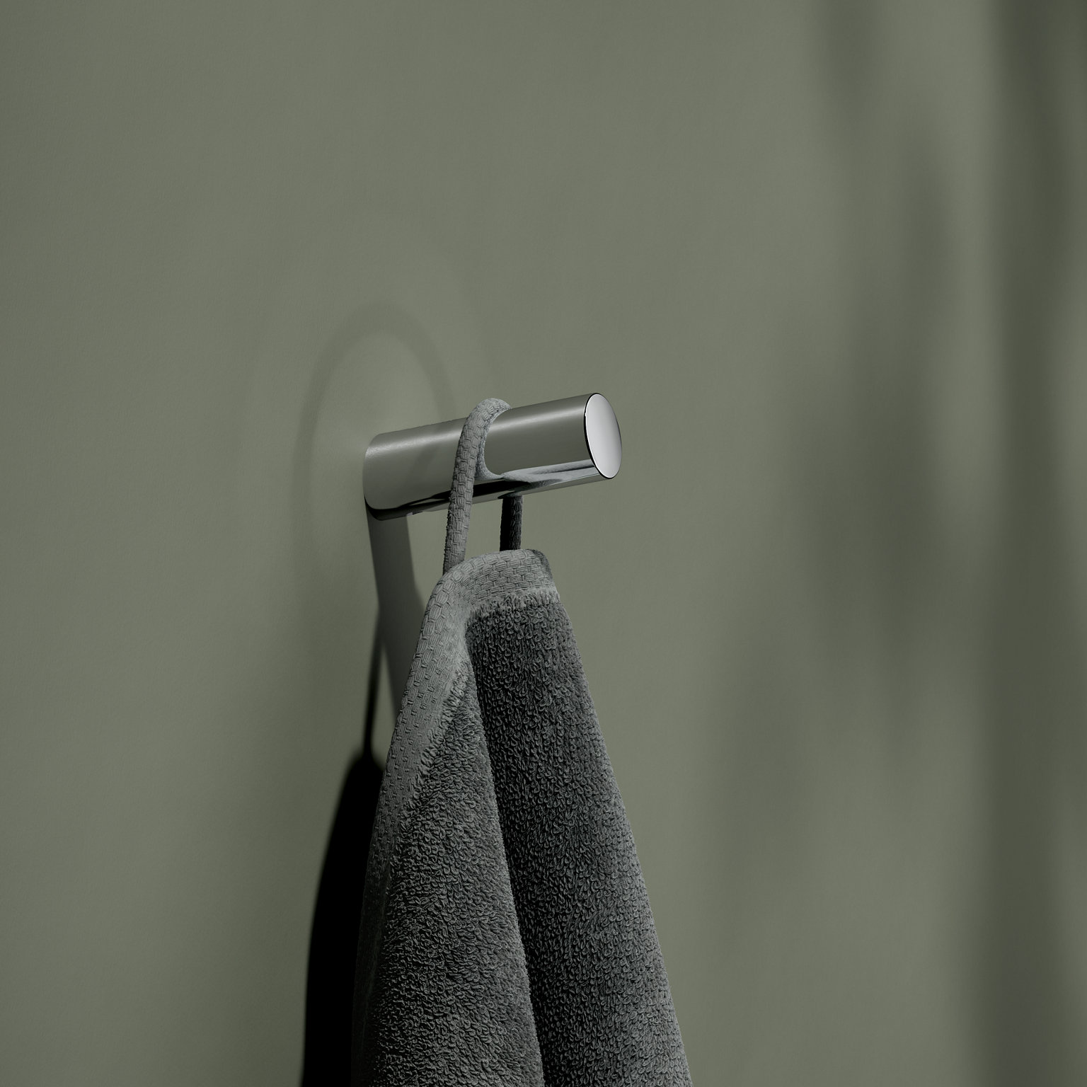 Verchromter Handtuchhaken der Collection Reva mit Handtuch