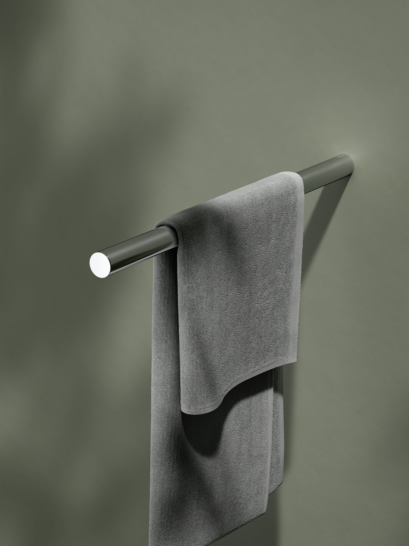 Verchromter Handtuchhalter der Collection Reva in 450 mm Breite mit Handtuch 