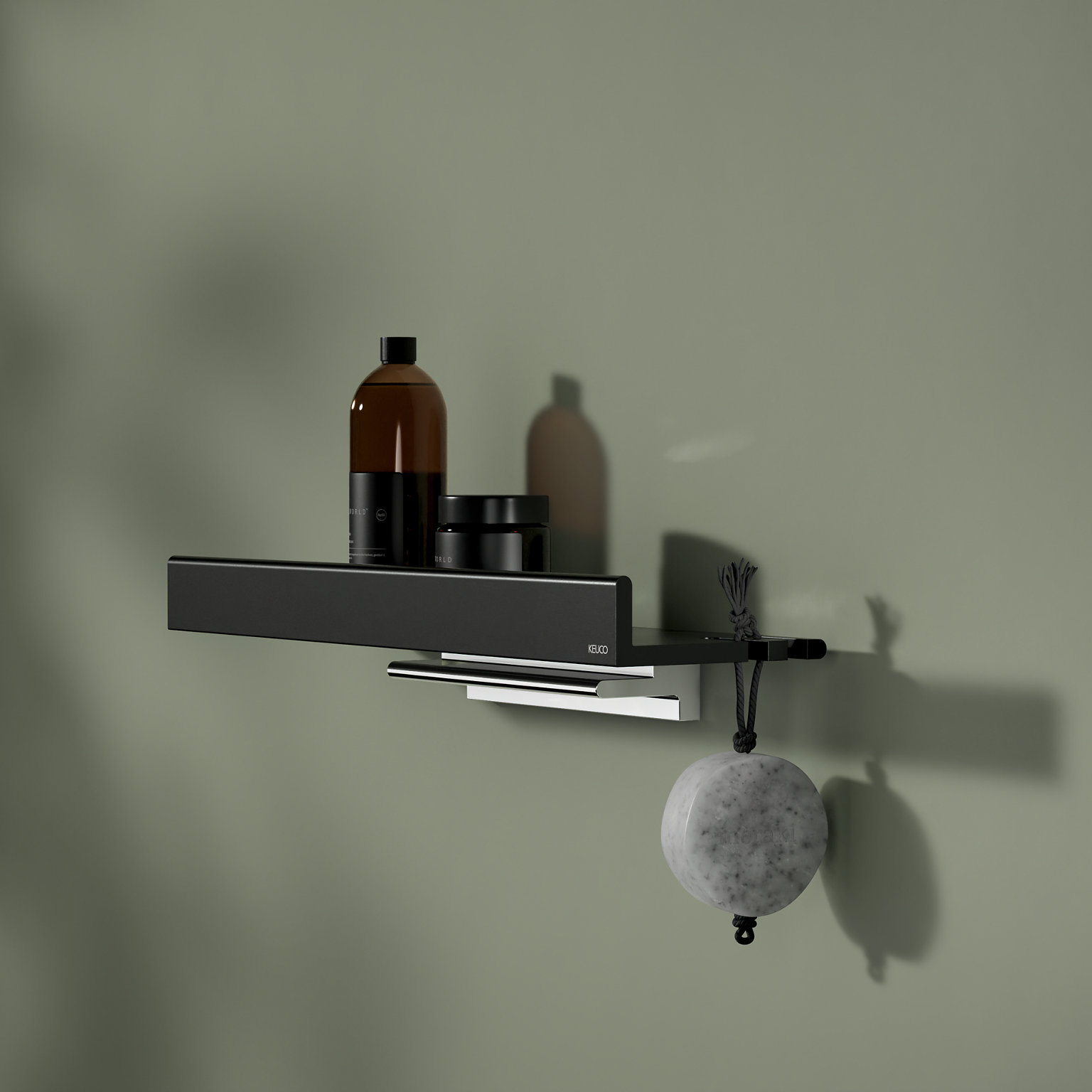 Collection Reva Duschablage mit integriertem Glasabzieher in Schwarz und Behältern für Körperpflegeprodukten und Bürste