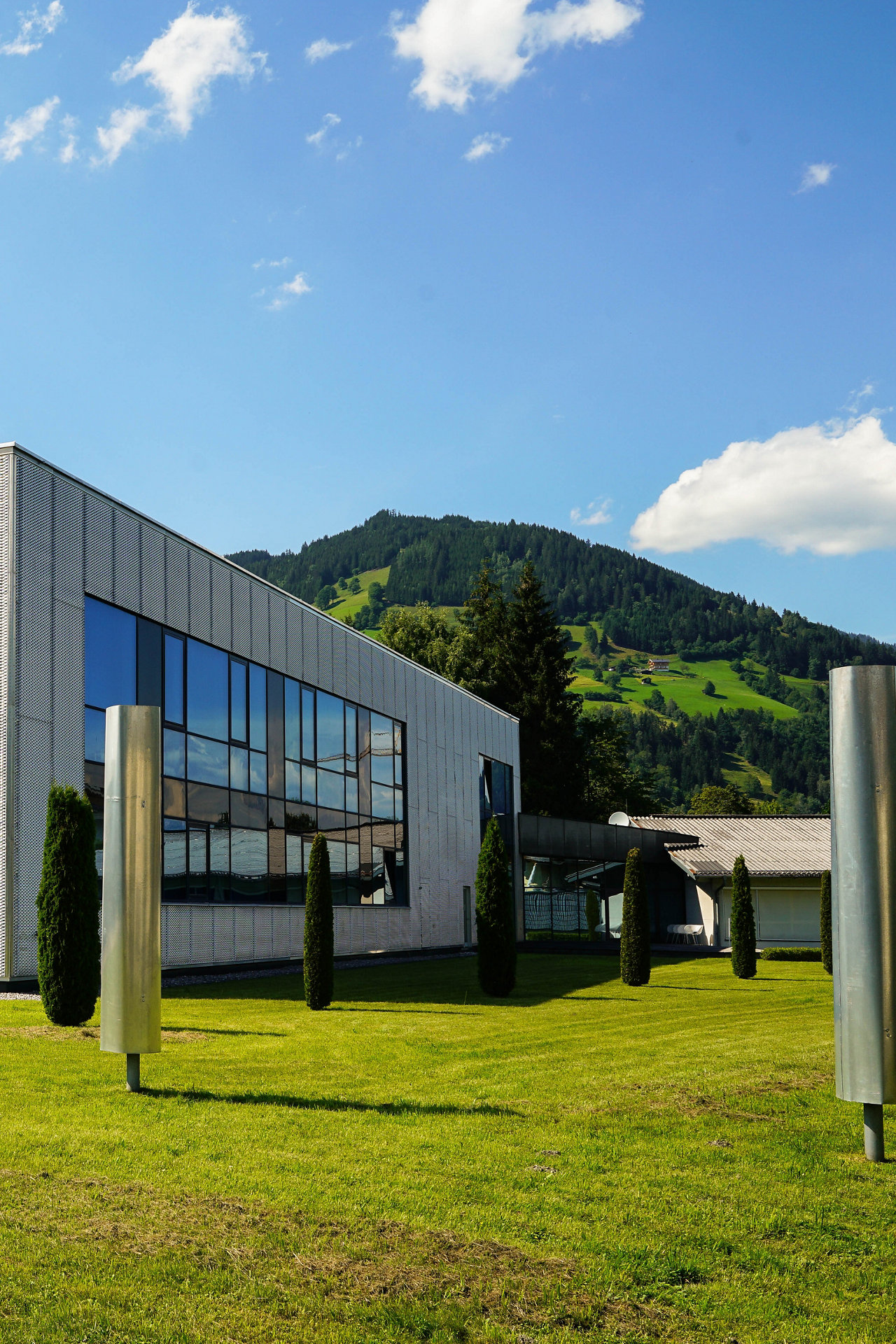 Außenansicht Gebäude Studio FA Porsche vor Bergen