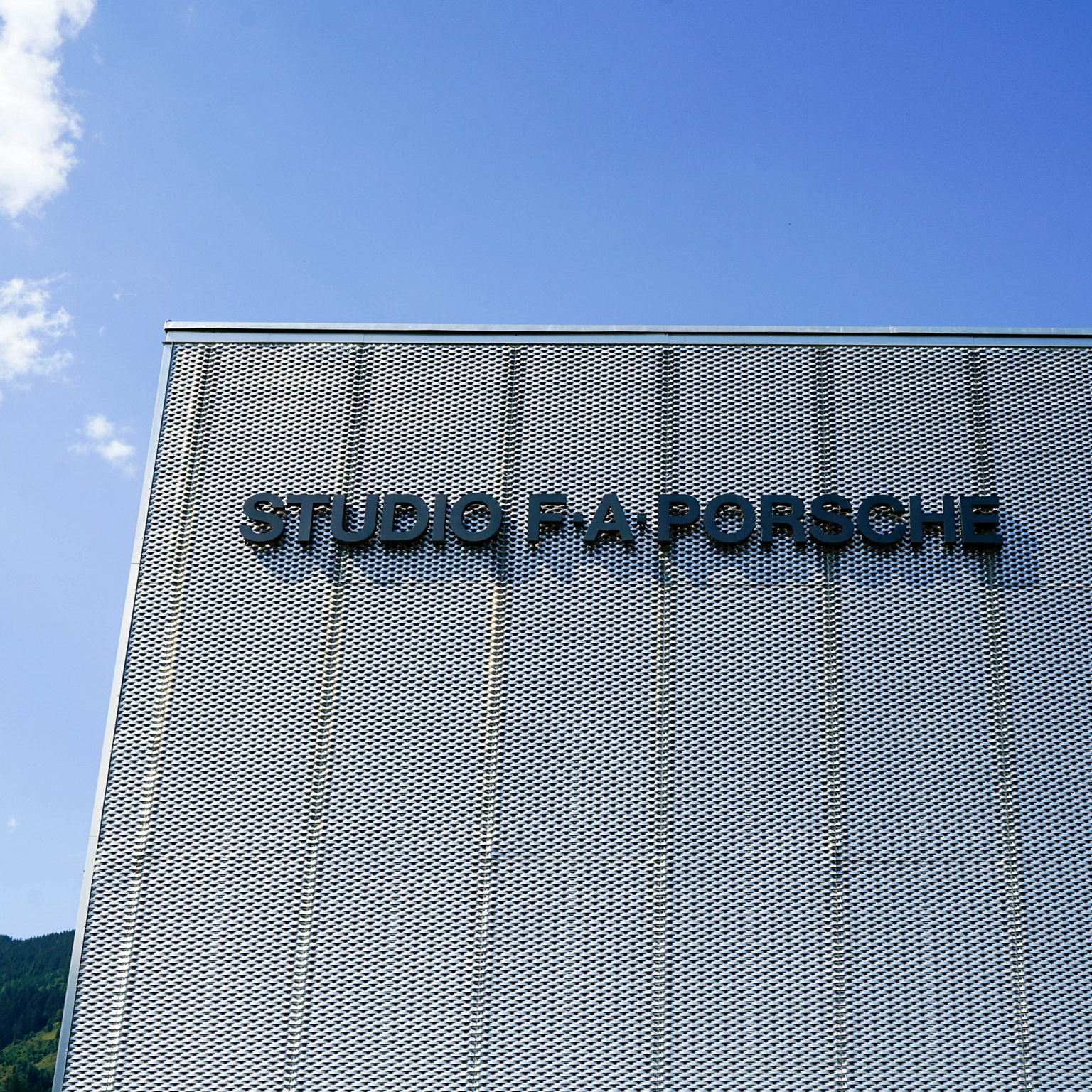 Logo Studio FA Porsche am Gebäude