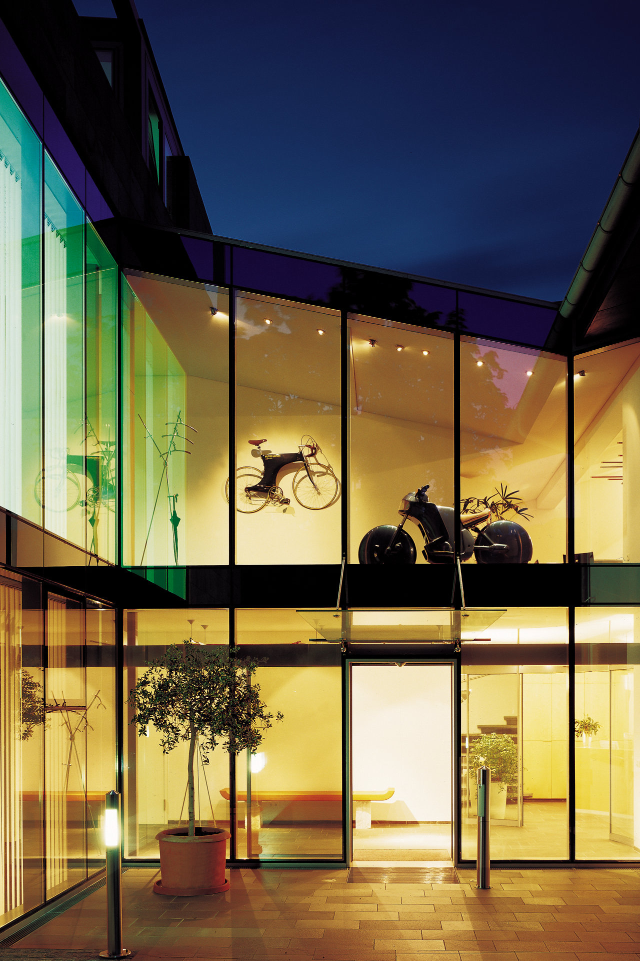 Außenansicht Gebäude Studio FA Porsche bei Nacht
