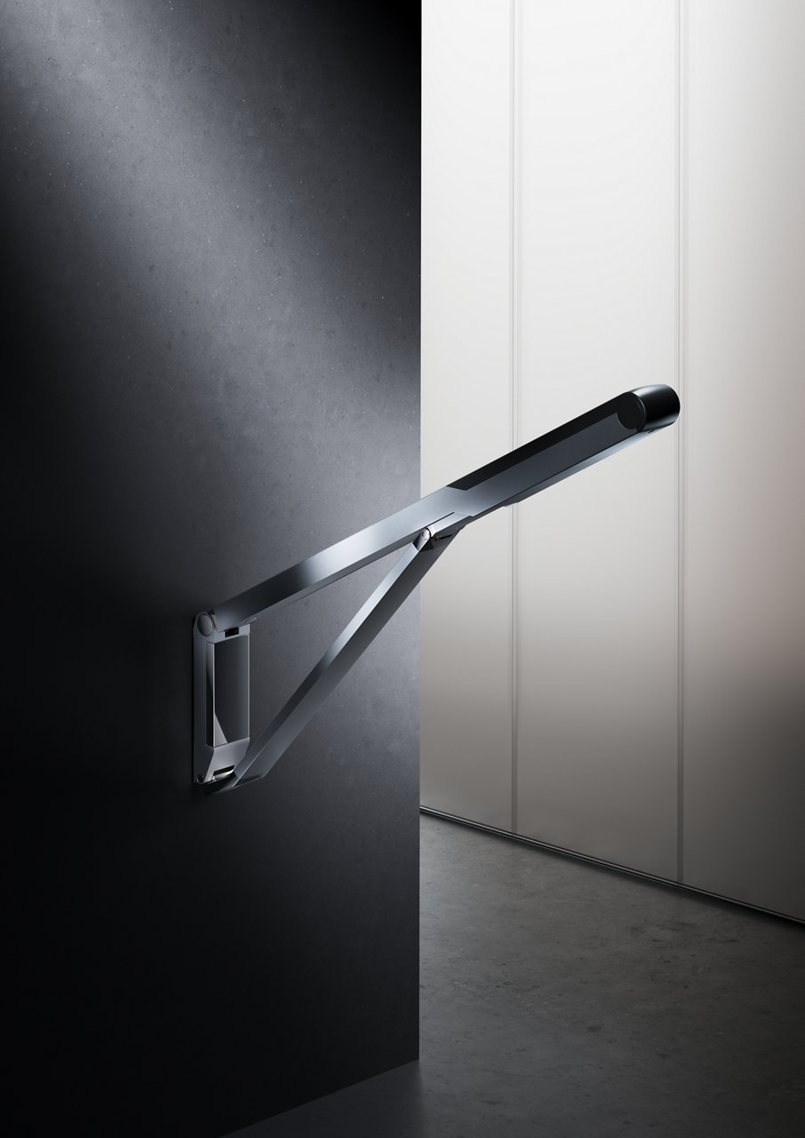 Collection Axess Stützklappgriff, Aluminium silber-eloxiert, mit Auflagefläche aus schwarzem Kunststoff, halb an die Wand geklappt