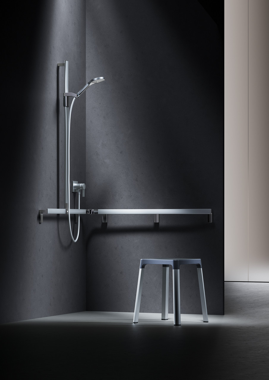 Collection Axess in der Dusche mit Duschhandlauf, IXMO Armaturen und Brausen sowie Hocker, alles Aluminium silber eloxiert