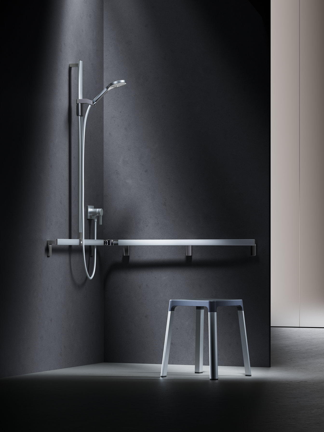 Collection Axess in der Dusche mit Duschhandlauf, IXMO Armaturen und Brausen sowie Hocker, alles Aluminium silber eloxiert