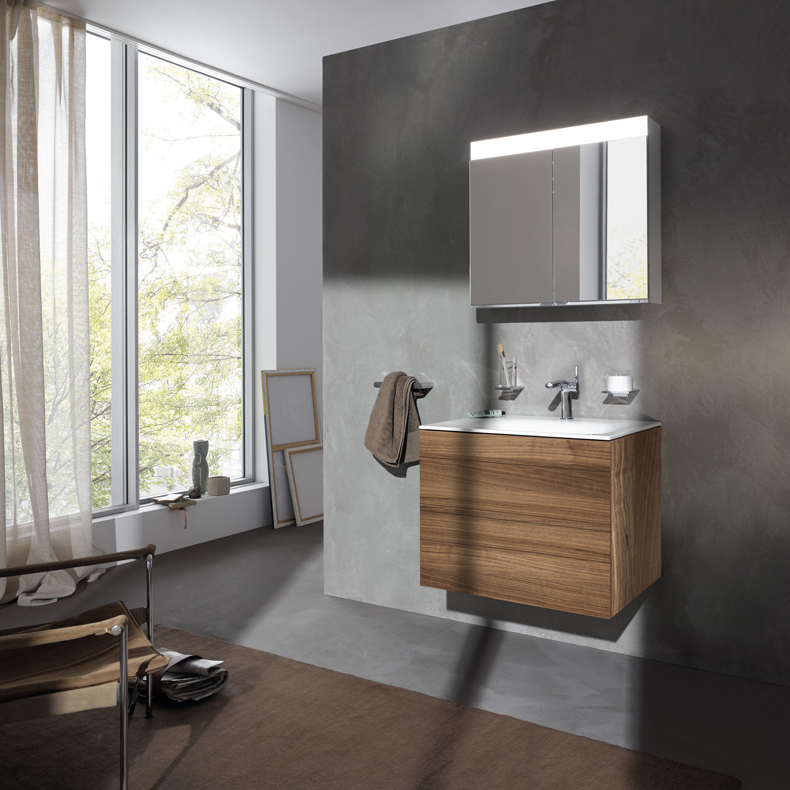 Edition 400 Waschtischunterbau in Nussbaum Furnier mit Spiegelschrank und Accessoires der Edition 400