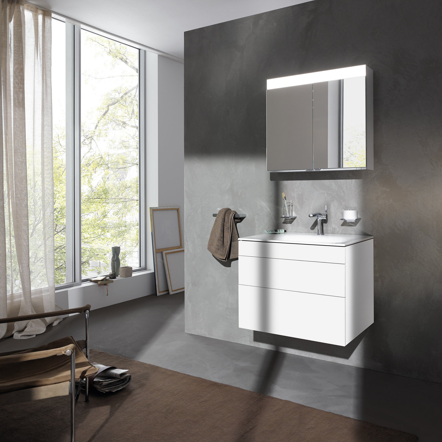 Spiegelschrank der Edition 400 mit Waschischunterbau sowie Accessoires der Edition 400