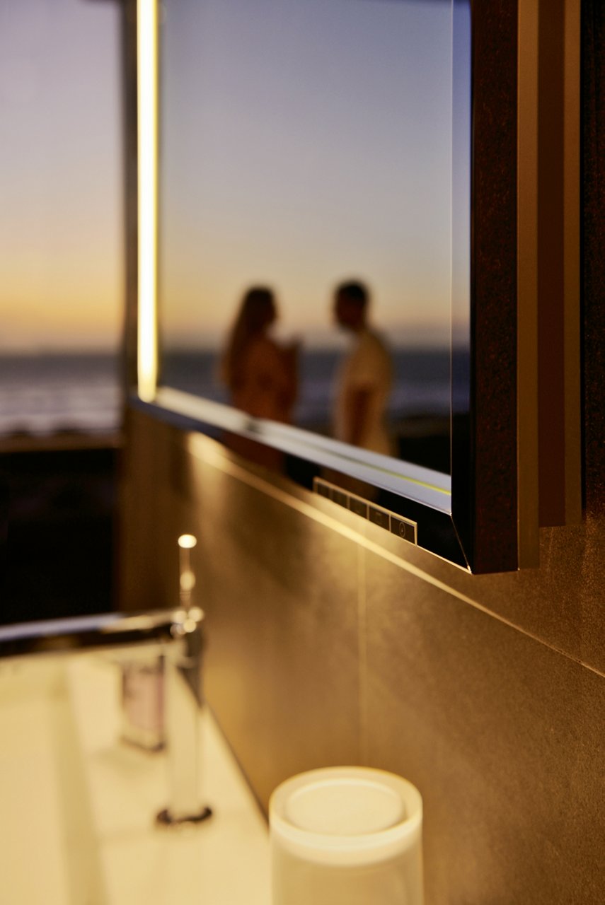 X-LINE Specchi con illuminazione calda su miscelatore monoleva per lavabo a montaggio a incasso IXMO e Plan Spandisapone per sapone liquido