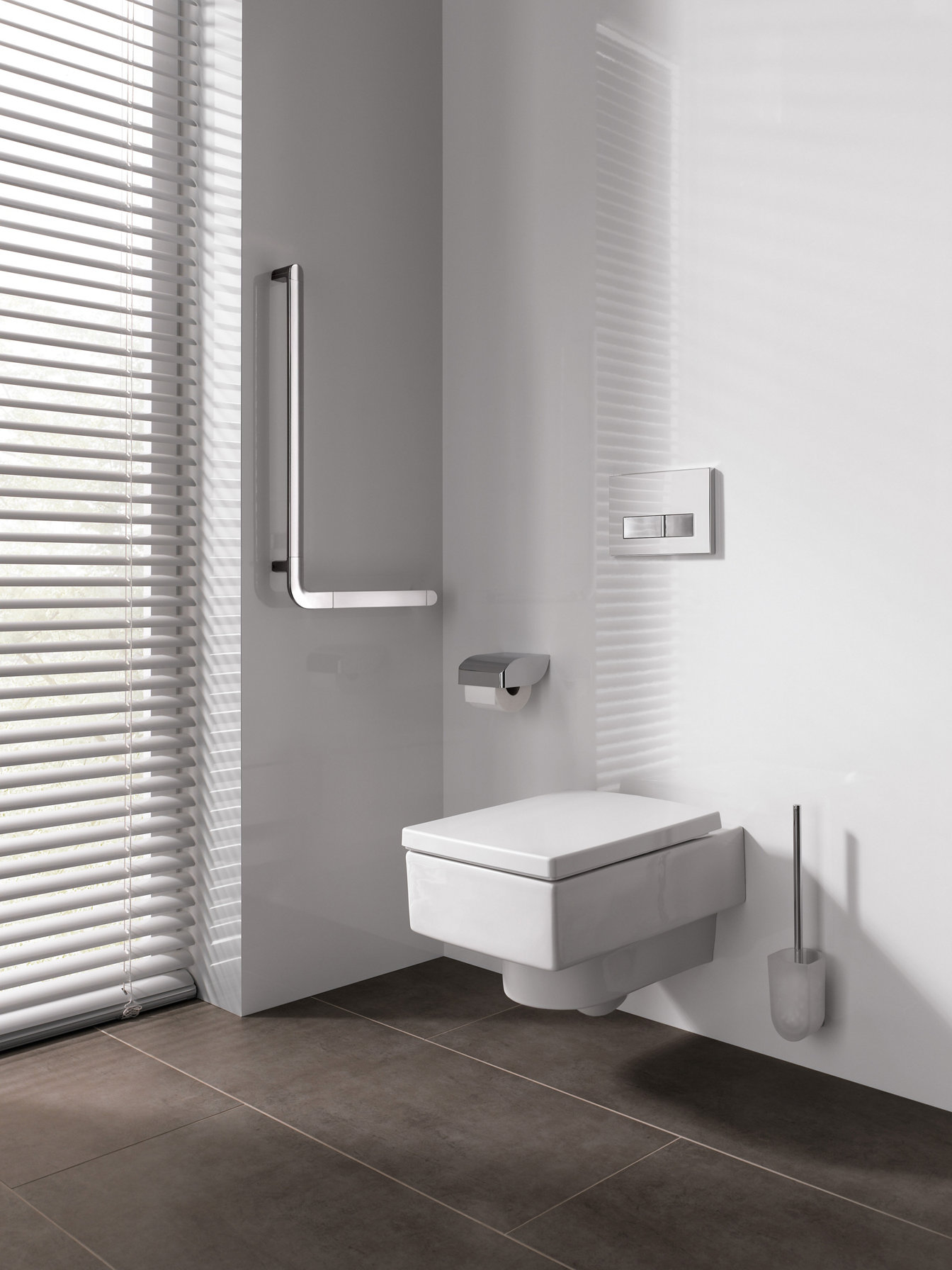 Poignée coudée Elegance et accessoires dans la zone des toilettes