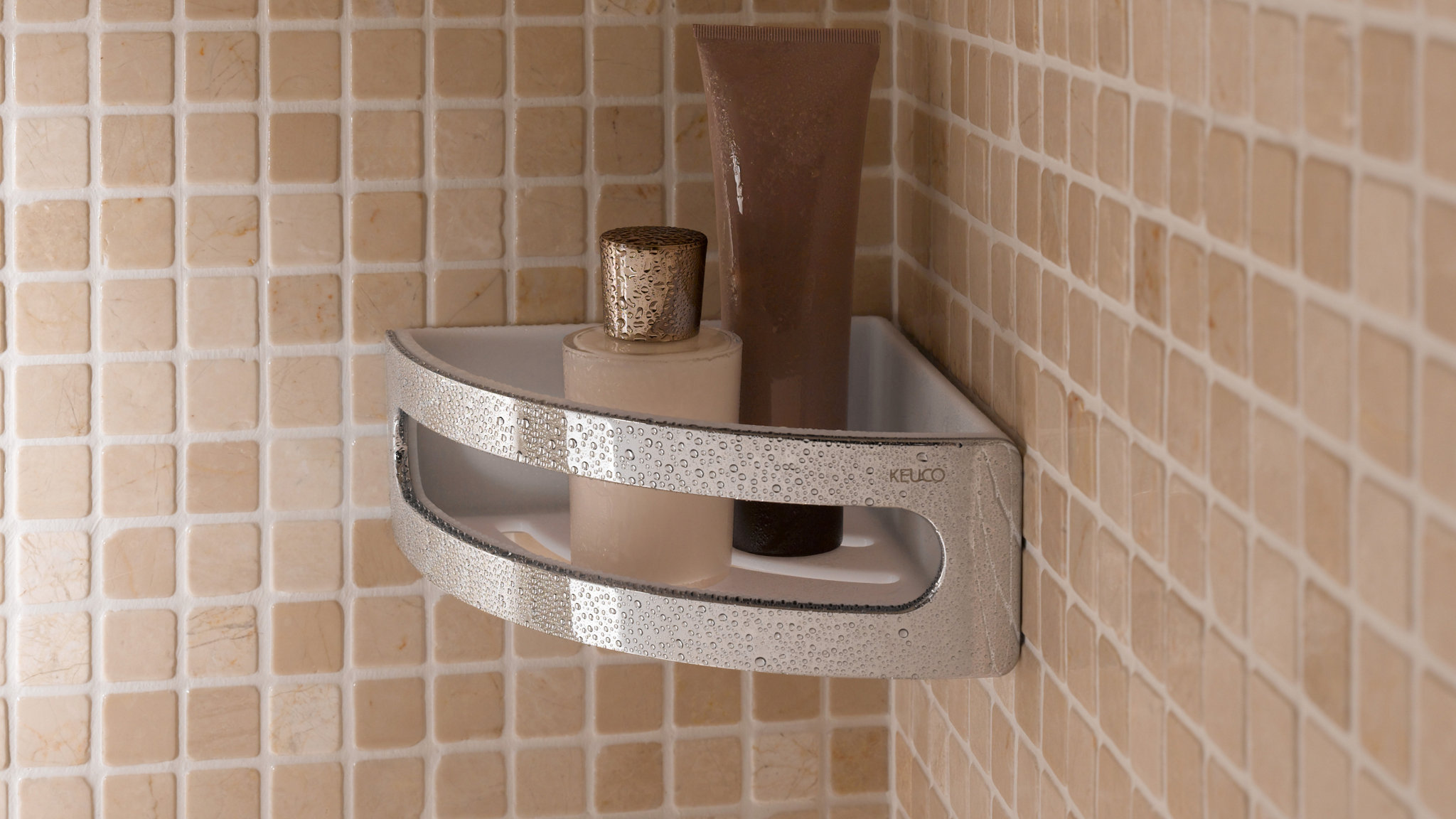 Elegance Eck-Duschkorb mit Körperpflegemittel-Behältern und Wassertropfen an braunem Fliesenspiegel