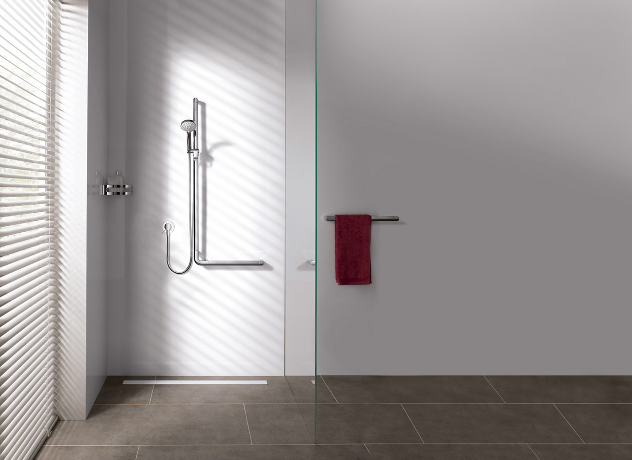 Elegance Relingsystem mit Brausehalter und Handbrause in der Dusche