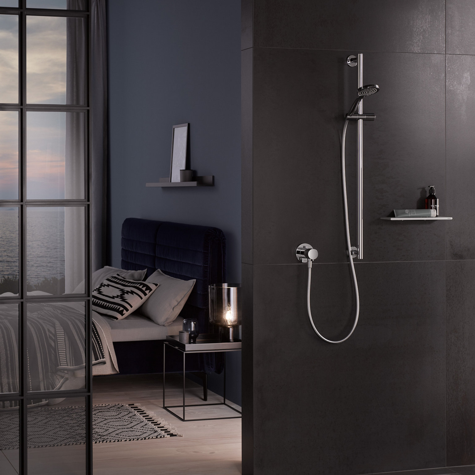 IXMO Thermostat-Brausemischer mit runder Rosette und Brauseschlauch an Brausestange sowie Duschablage der Edition 400