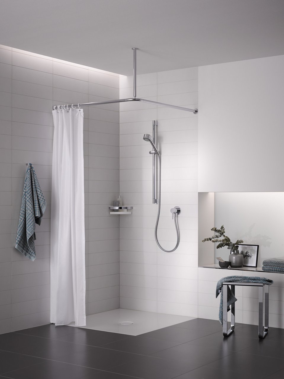 Plan blue Handbrause an Brausestange, IXMO Pure Einhebelmischer, Eck-Duschkorb und Plan Duschvorhang in der Dusche