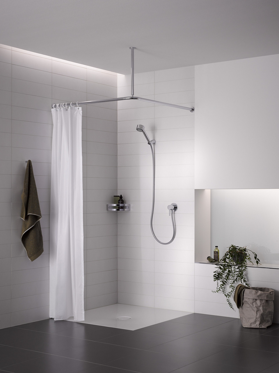 Dusche mit Duschvorhang der Collection Plan und Elegance Eckduschkorb sowie Handbrause mit Schlauch