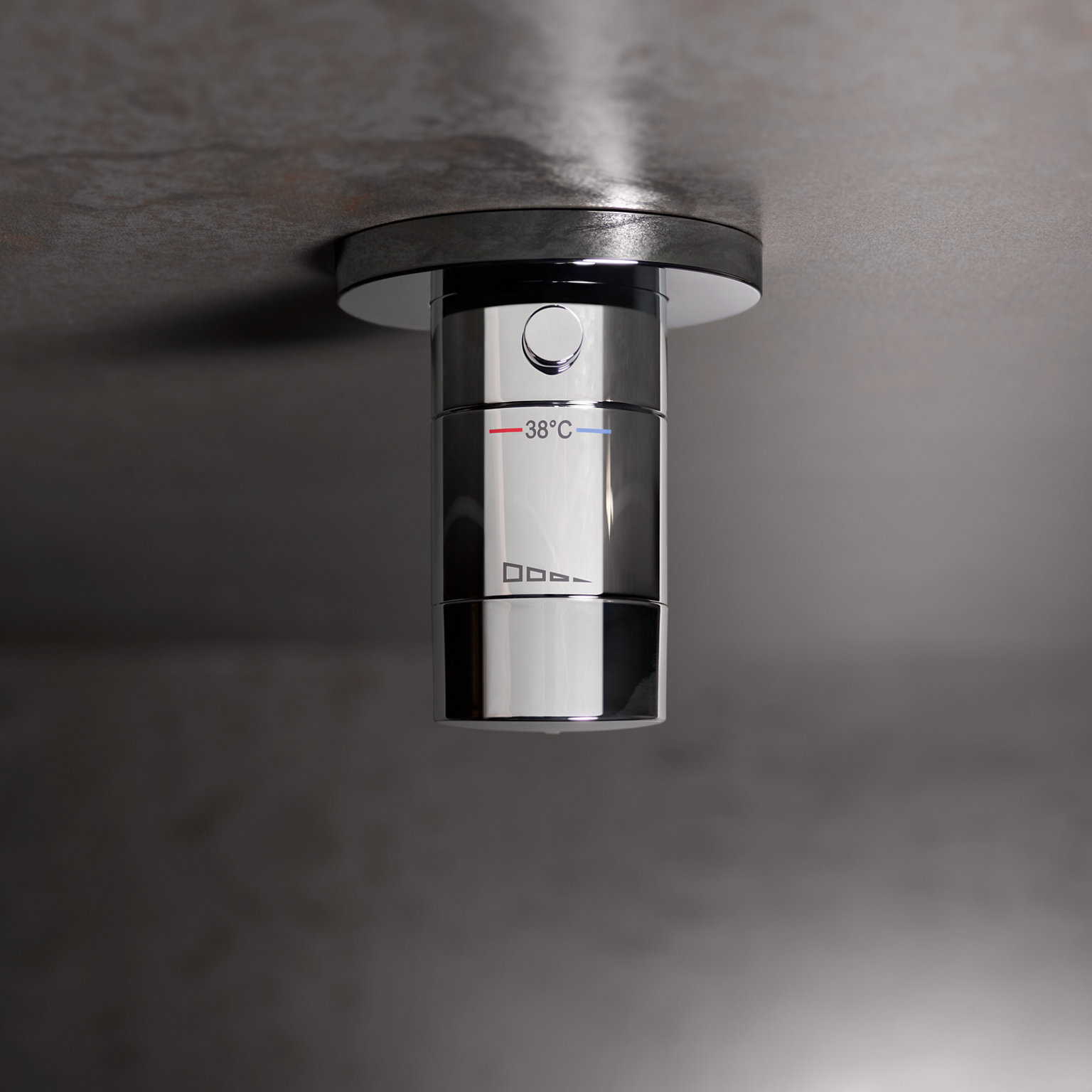 Aufsicht auf die Regeleinheit mit Beschriftung des IXMO Thermostat-Brausemischers mit runder Rosette