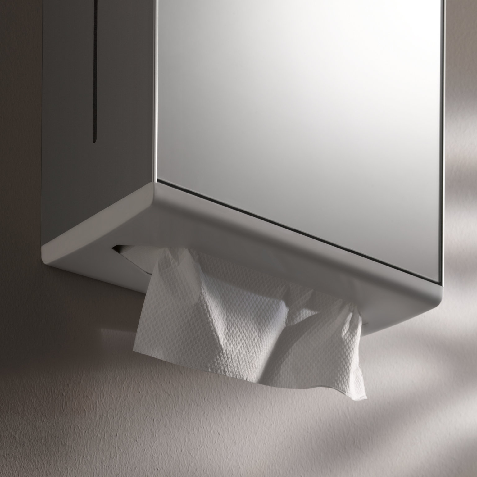Sicht auf Papierauszug beim Collection Moll Papiertuchspender