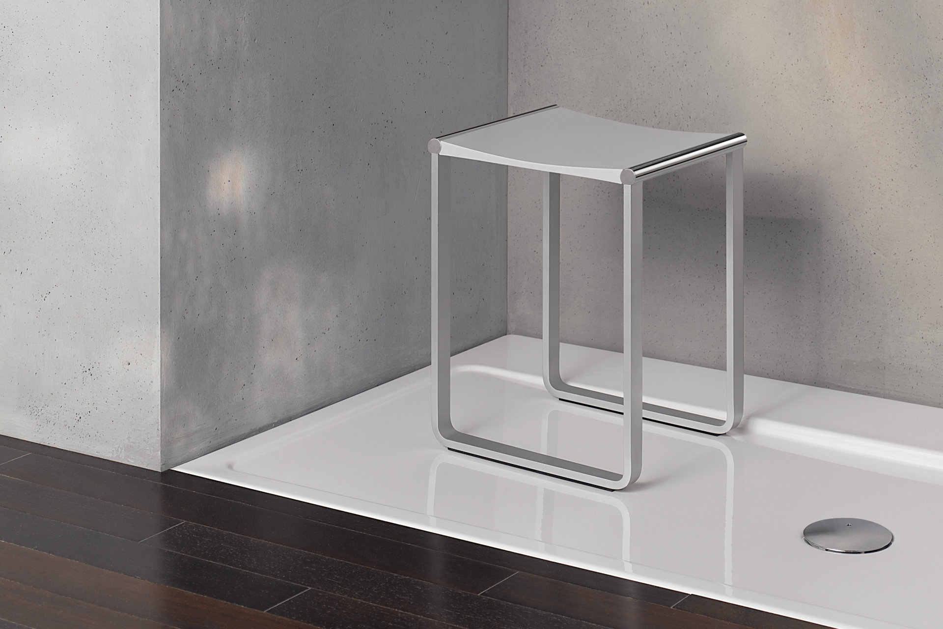 Hocker der Collection Plan in Aluminium silber-eloxiert in der Dusche unter Duschhandlauf mit Brausestange und Haltegriff