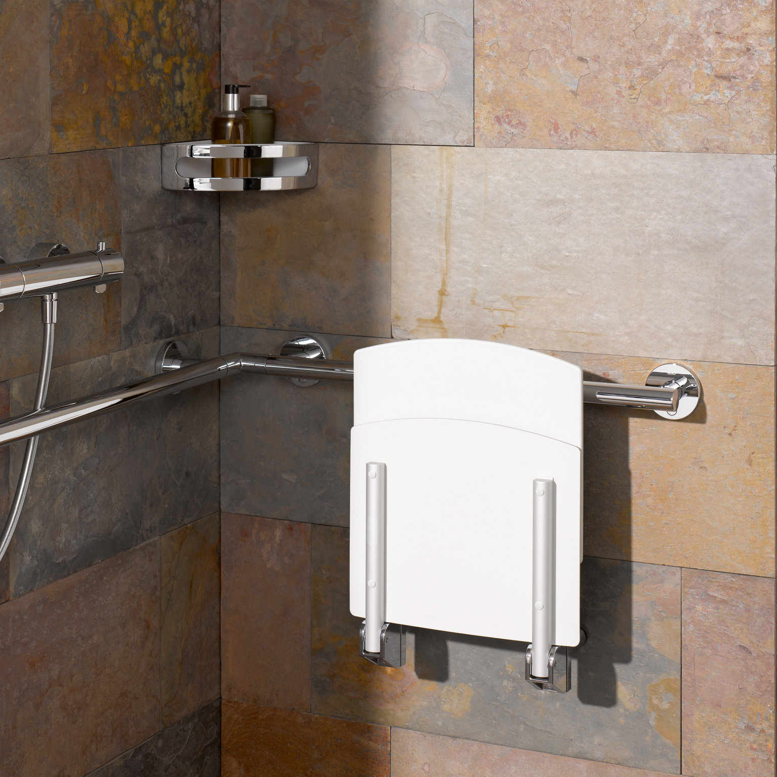 Am Duschhandlauf befestigter Plan Care Klappsitz an die Wand geklappt und Duschkorb der Collection Elegance