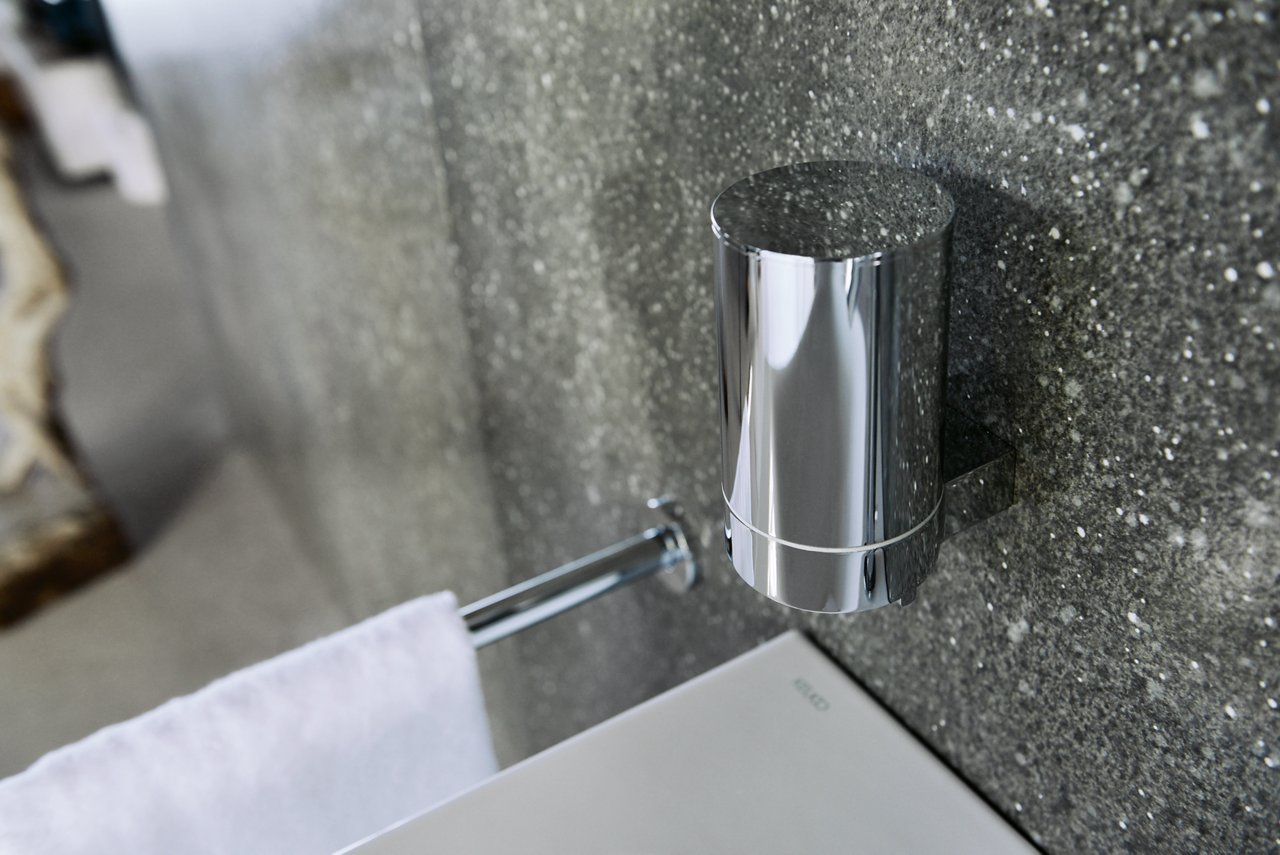 Lotionspender und Handtuchhalter der Collection Plan verchromt