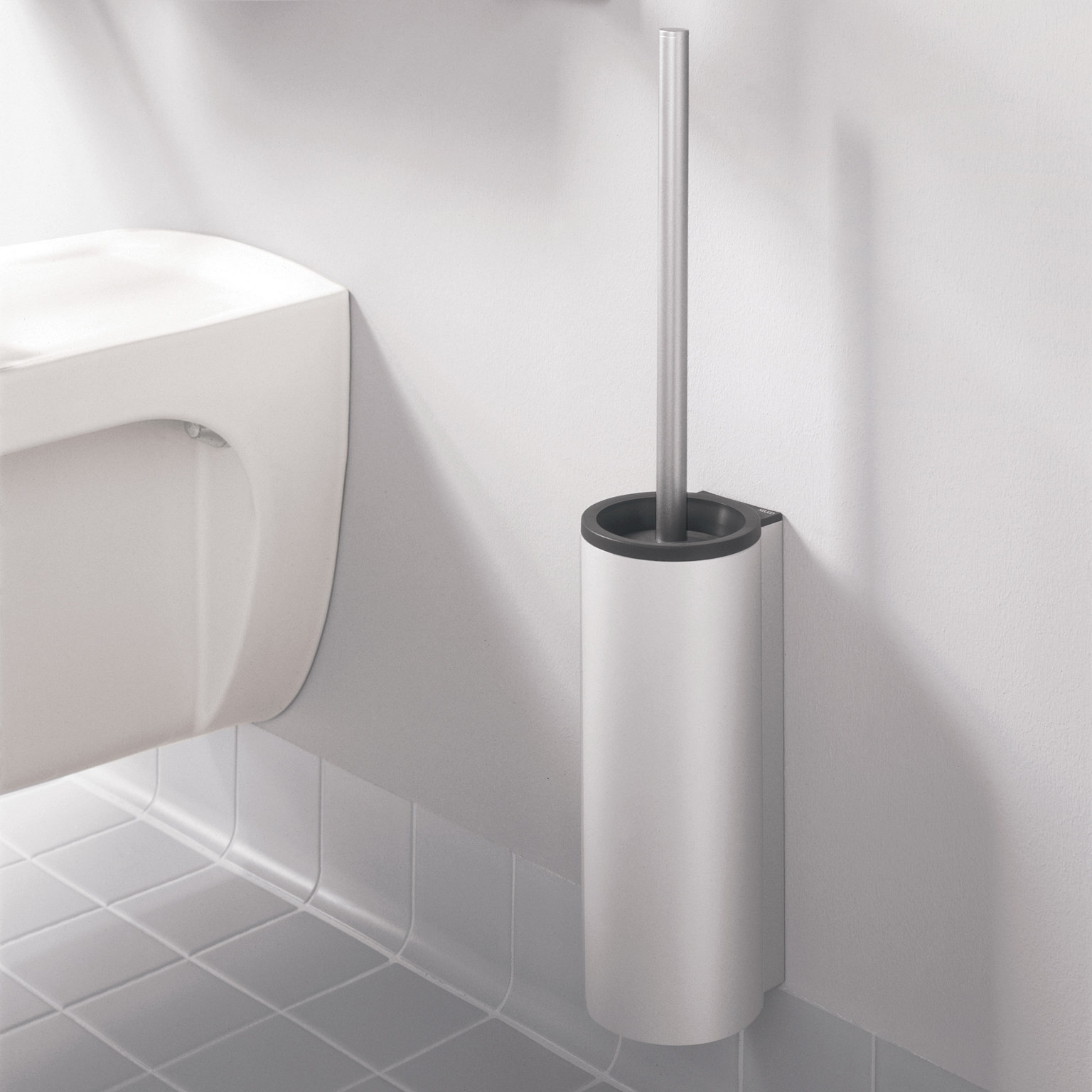 Toilettenbürstengarnitur der Collection Plan in Aluminium silber-eloxiert an der Wand befestigt