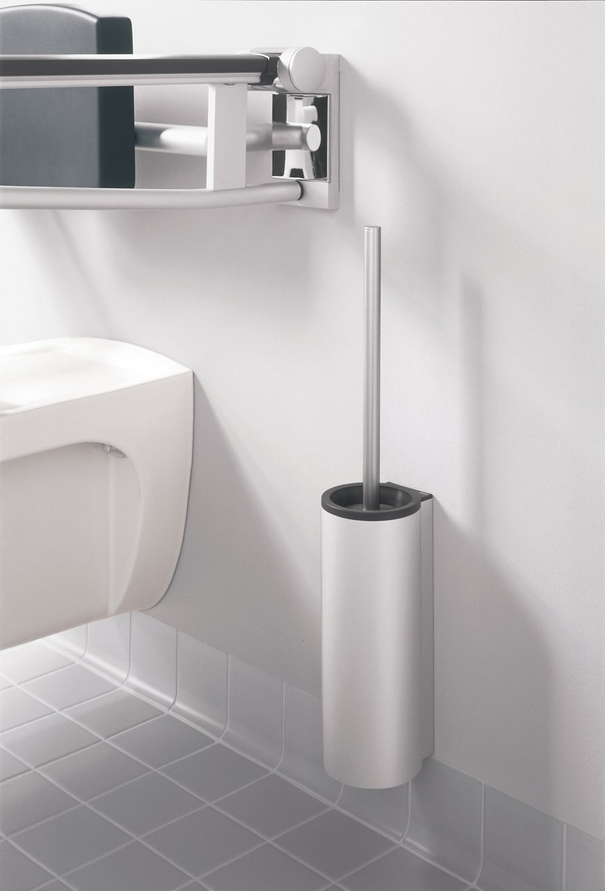 Toilettenbürstengarnitur der Collection Plan in Aluminium silber-eloxiert an der Wand befestigt