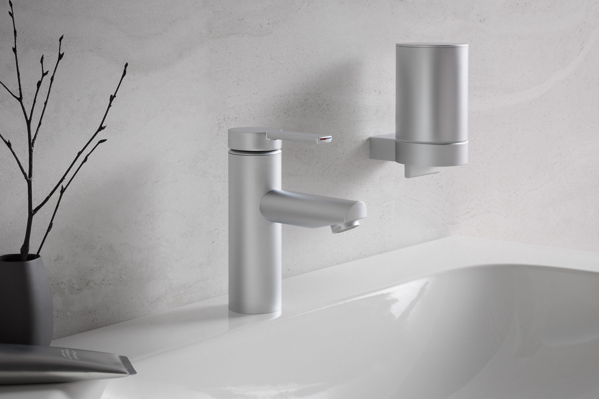 Plan blue Einhebel-Waschtischmischer mit Plan Lotionspender in Aluminium finish