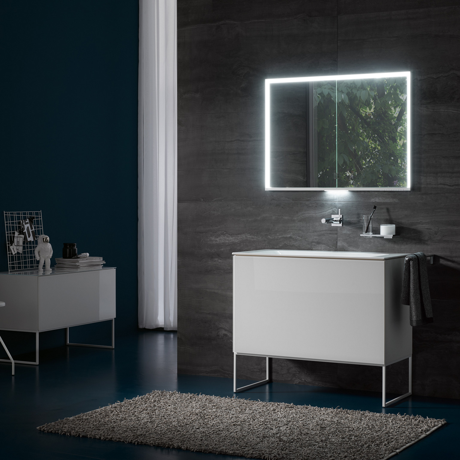 Waschtischunterbau und Sideboard X-Line mit Bodengestell, Royal Lumos Spiegelschrank sowie Glas-und-Lotionspender-Halter von Edition 400