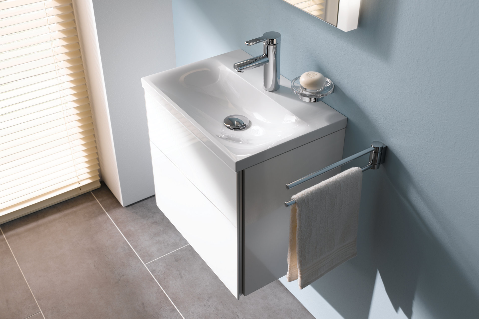 Royal Reflex Gäste WC-Waschtisch mit Waschtischunterbau, mit Accessoires von Plan und Einhebelmischer von Plan blue.