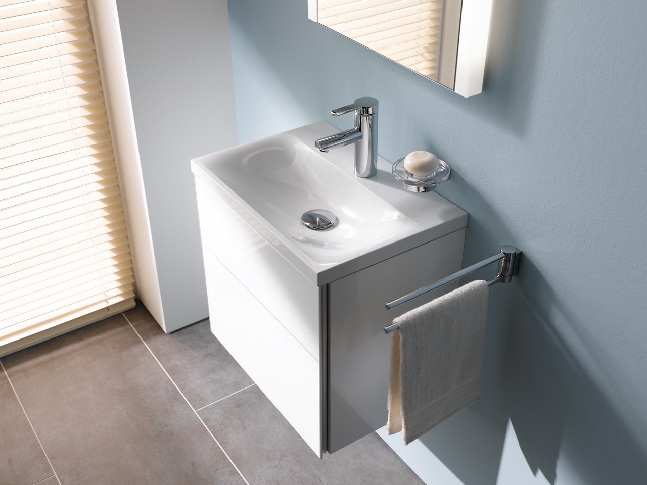 Royal Reflex Gäste WC-Waschtisch mit Waschtischunterbau, mit Accessoires von Plan und Einhebelmischer von Plan blue.