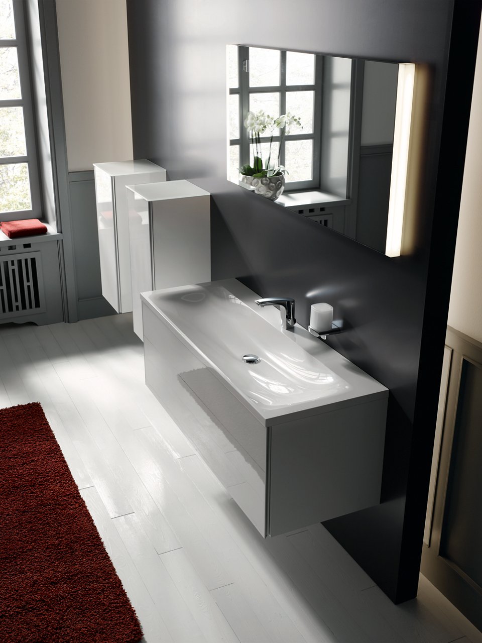 Der Royal Reflex Mineralguss-Waschtisch, mit Waschtischunterbau und 2 Mittelschränken in Weiß, kombiniert mit dem Elegance Lotionspender 
