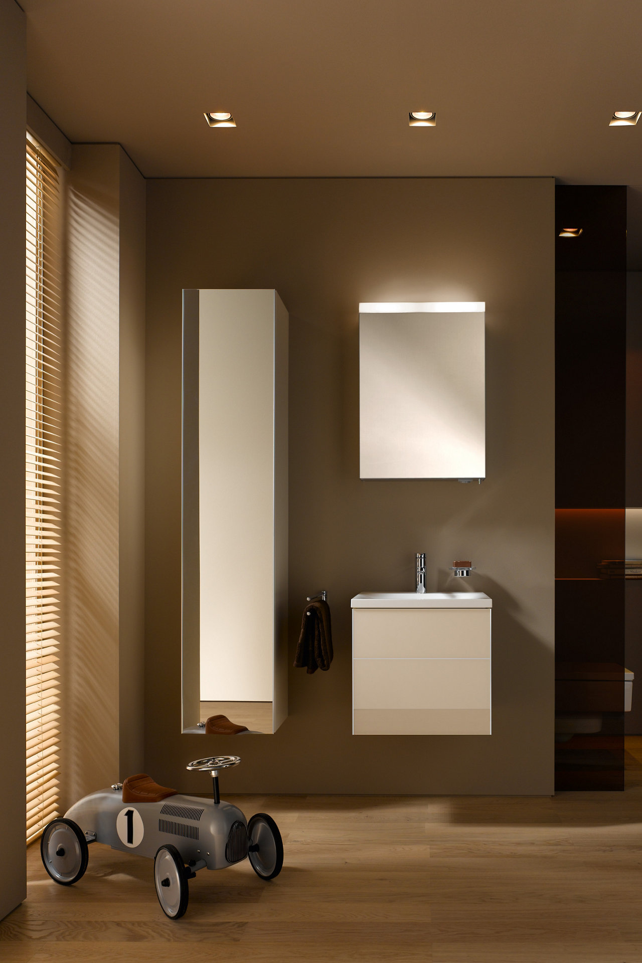 Royal Reflex Gäste-WC in Magnolie mit Lichtspiegel Royal Reflex.2