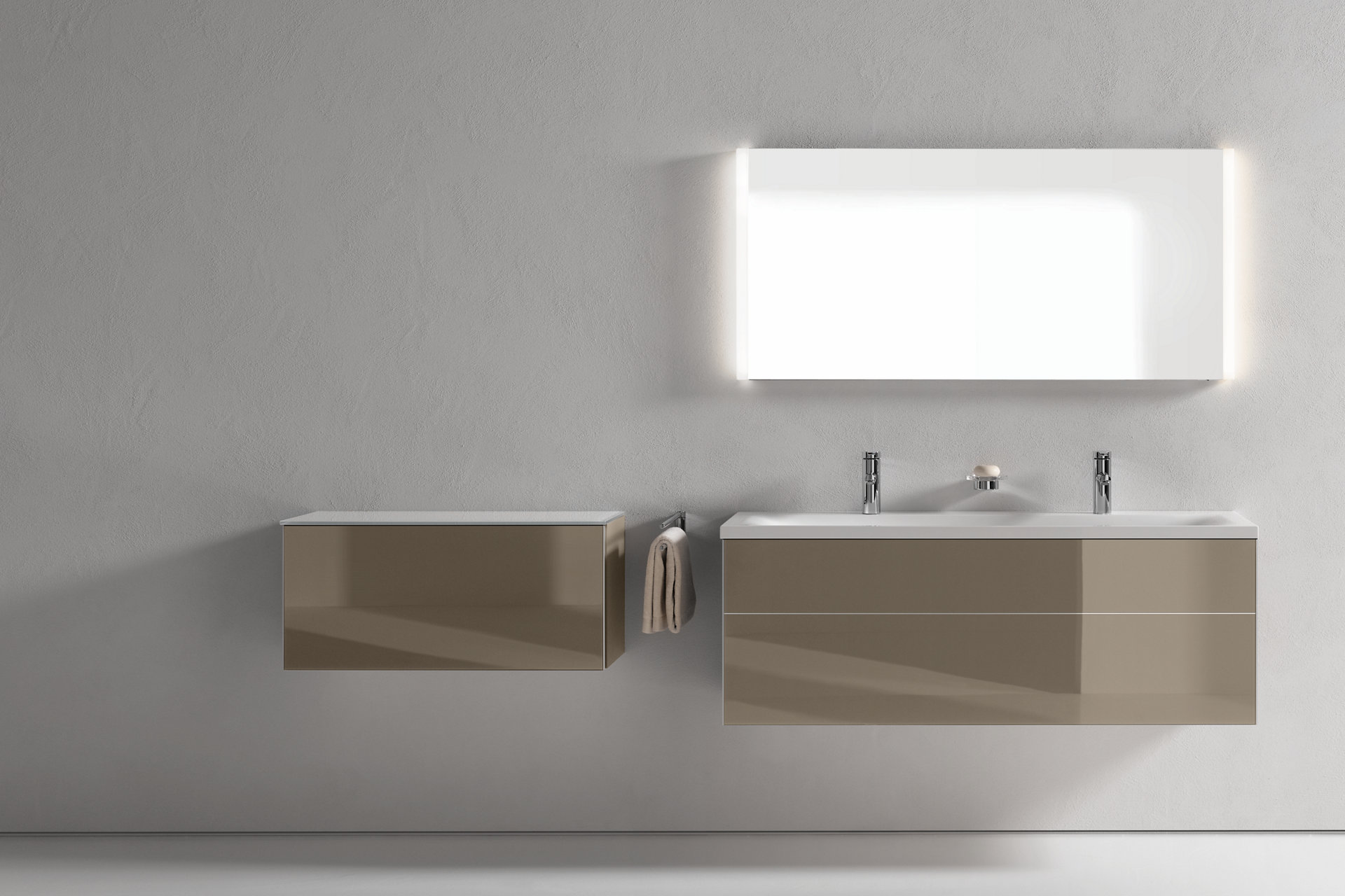 Der Royal Reflex Lichtspiegel mit Mineralguss Doppel-Waschtisch, Waschtischunterbau und Sideboard in Trüffel 