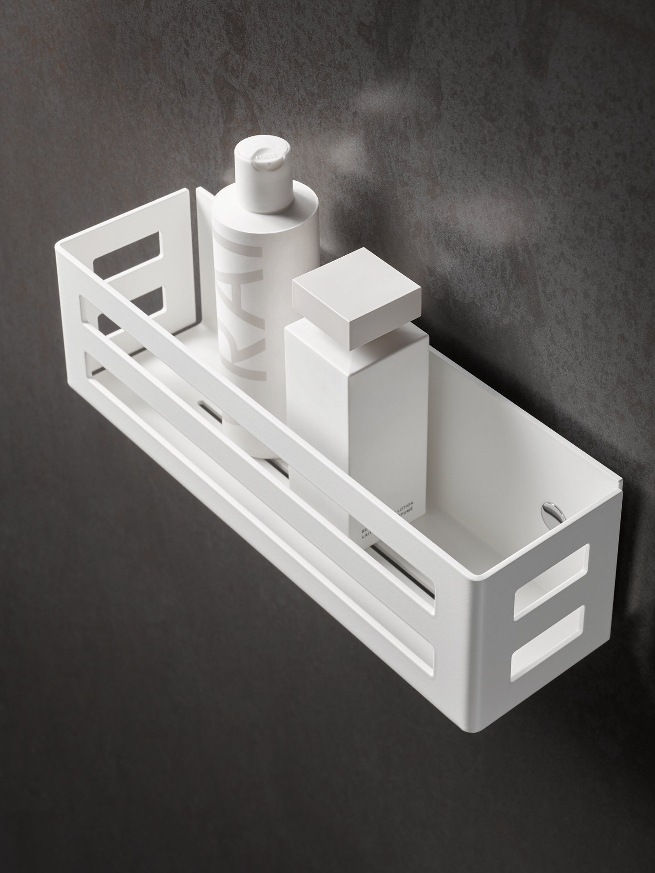 Vue de dessus d’un panier de douche blanc avec des récipients de produits de toilette