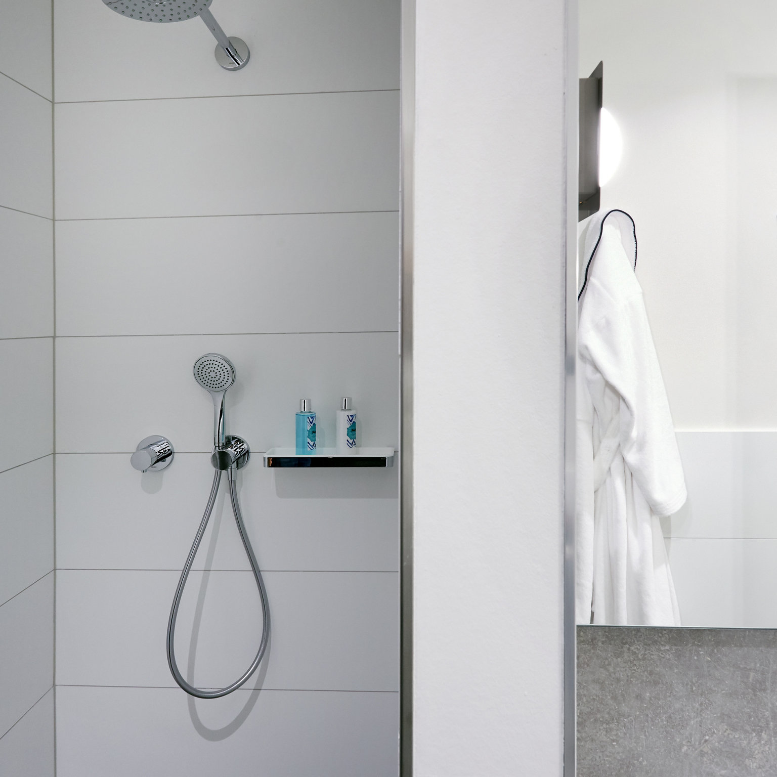 IXMO and KEUCO shower shelf in the Apartment.Base