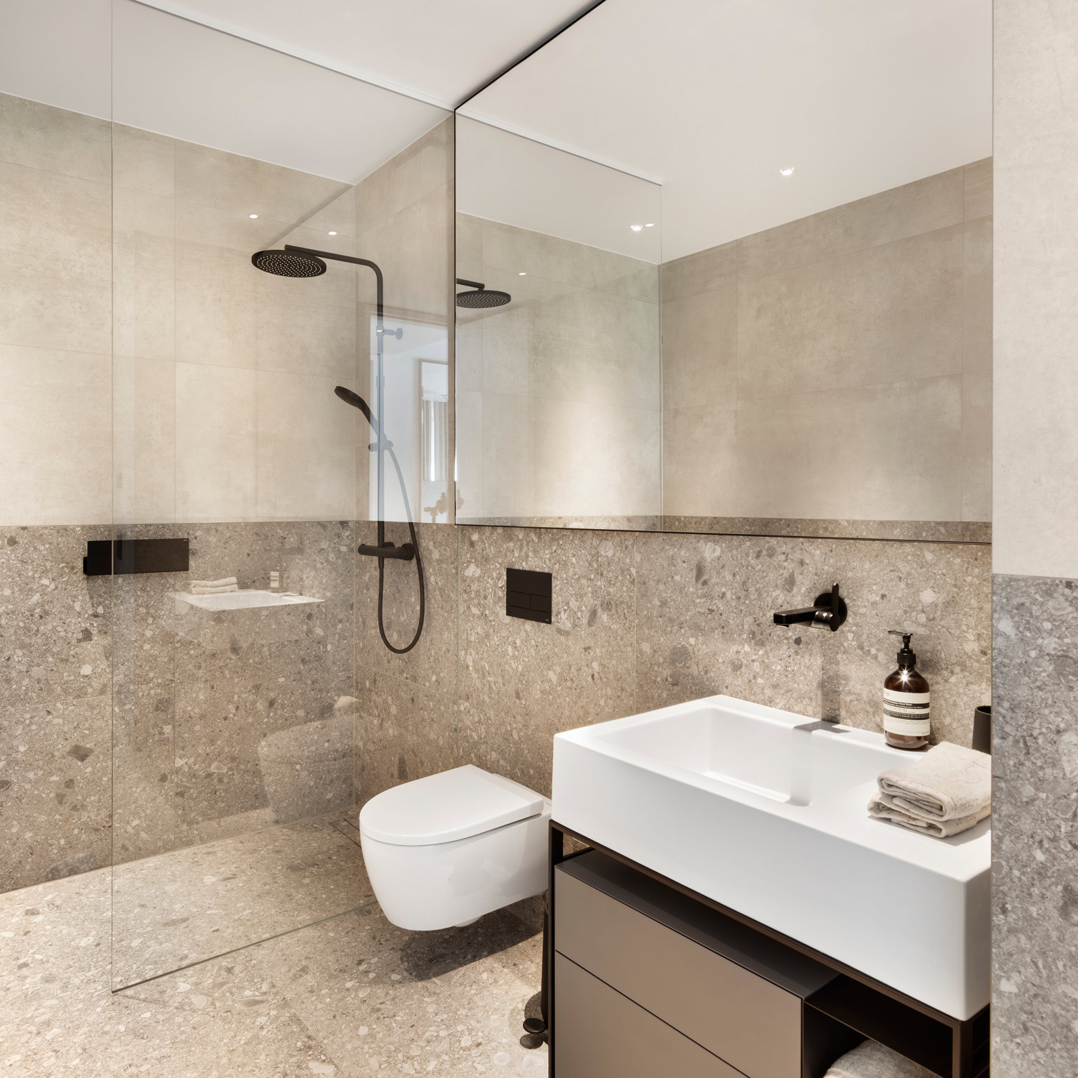 Badezimmer KEUCO Referenz Alea Resort mit IMXO FLAT Waschtischarmatur und PLAN Duscharmatur in schwarz matt