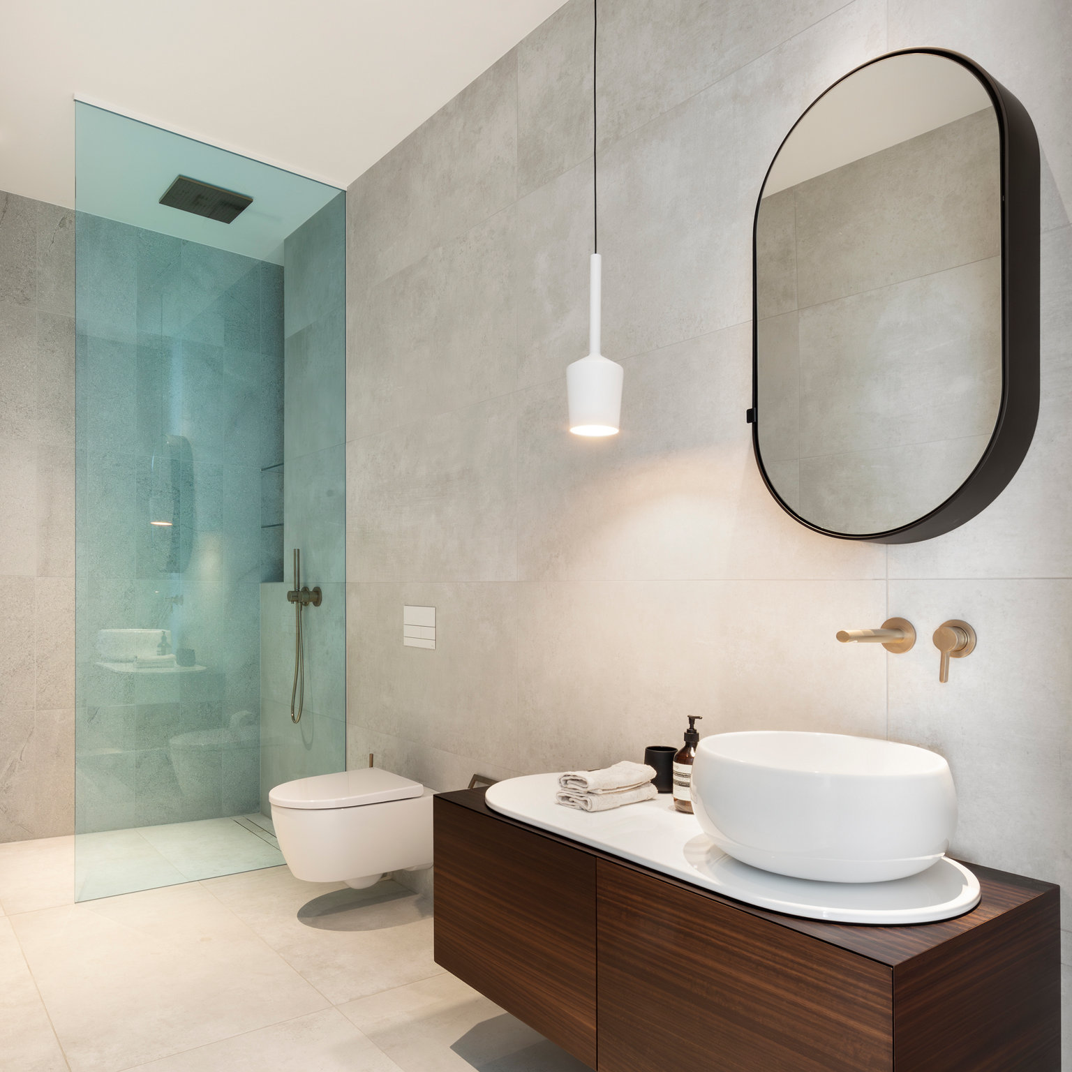 Badezimmer KEUCO Referenz Alea Resort mit EDITION 400 Waschtischarmatur in Bronze gebürstet und IXMO Duscharmatur in schwarz matt