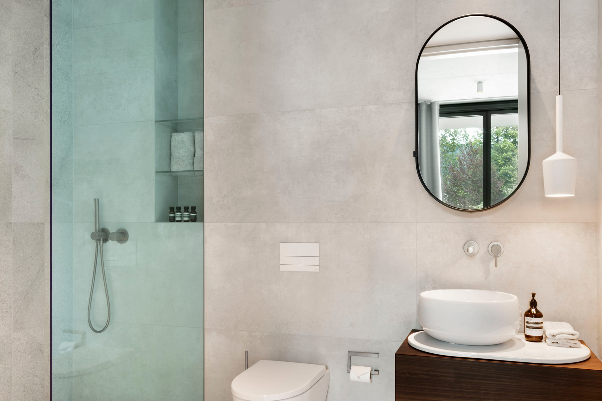 Badezimmer KEUCO Referenz Alea Resort mit EDITION 400 Waschtischarmatur in Nickel gebürstet und IXMO Duscharmatur