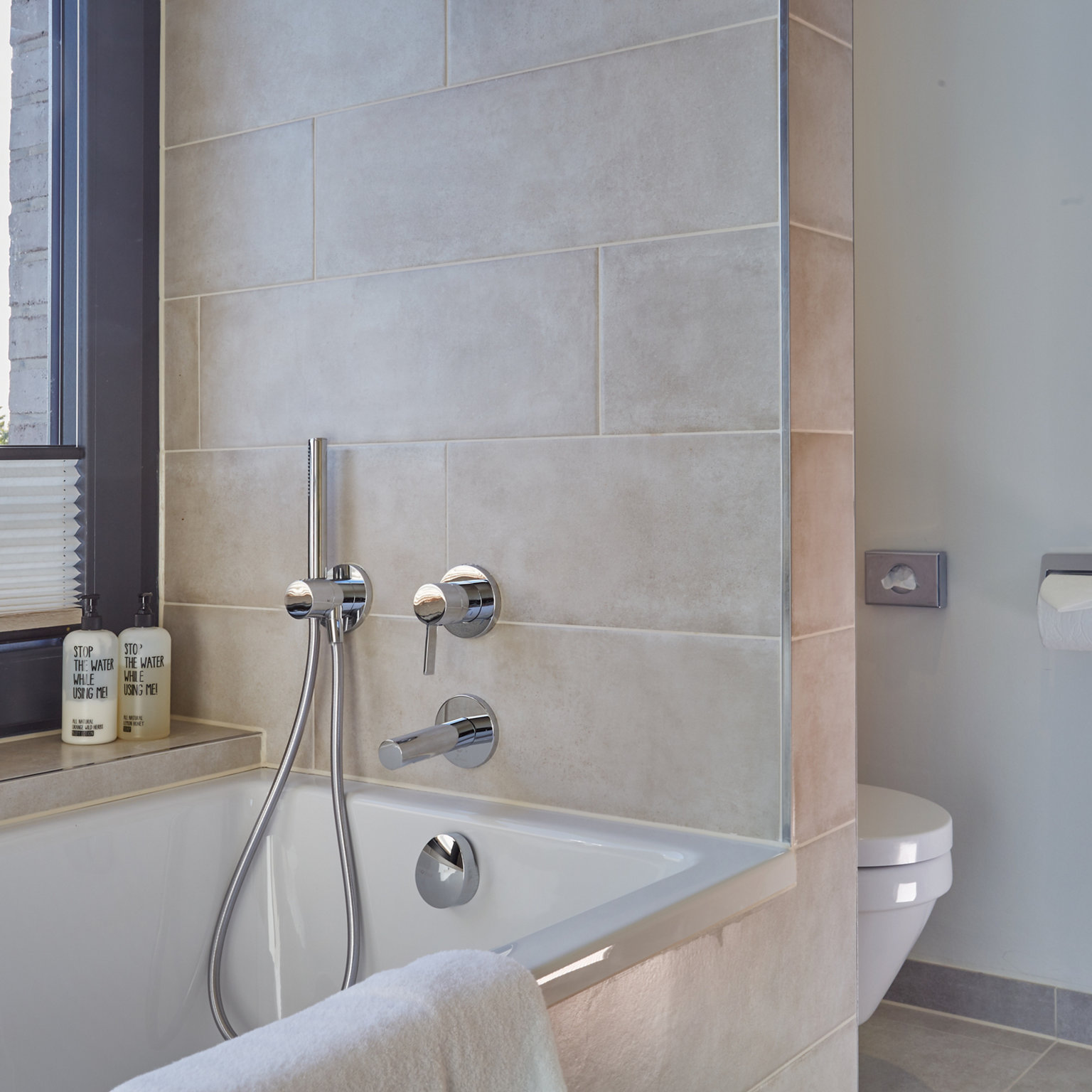 KEUCO Wannenarmatur und WC Accessoires im Arborea