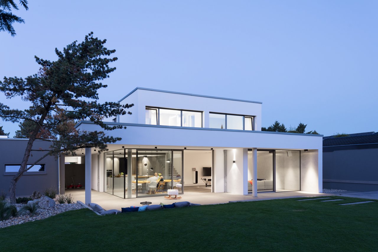 Architektenhaus Ruetters Außensicht in der Dämmerung