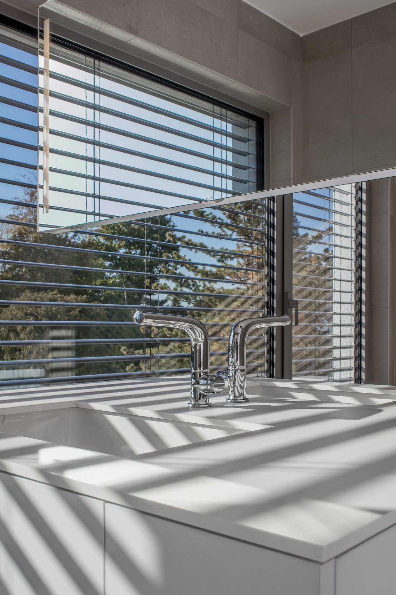 Washbasin with EDITION 400 fitting in the architectural house Ruetters