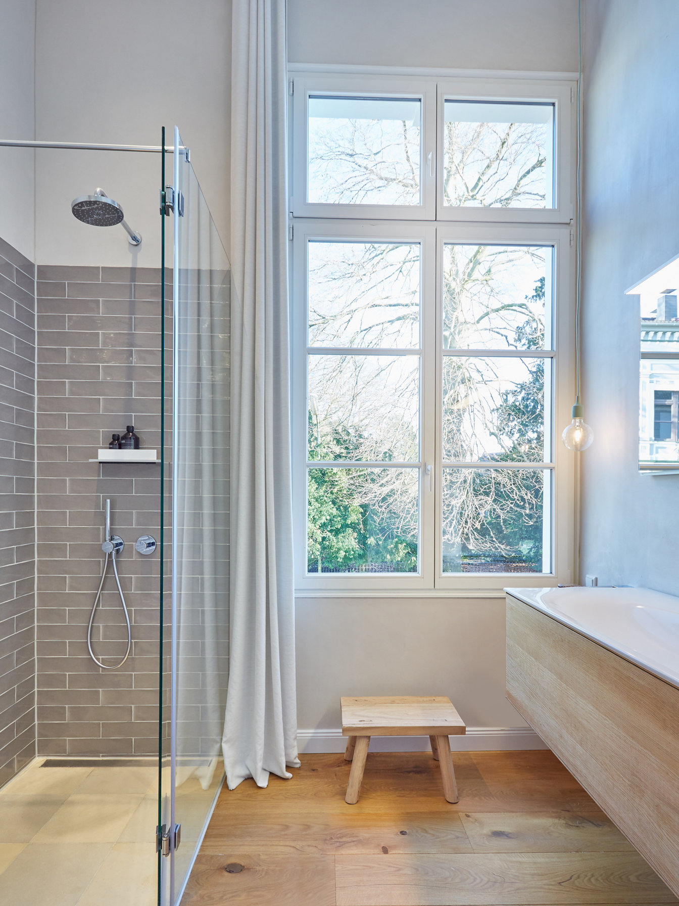 IXMO in der Dusche und Waschtisch der EDITION LIGNATUR im Architektenhaus Sübai
