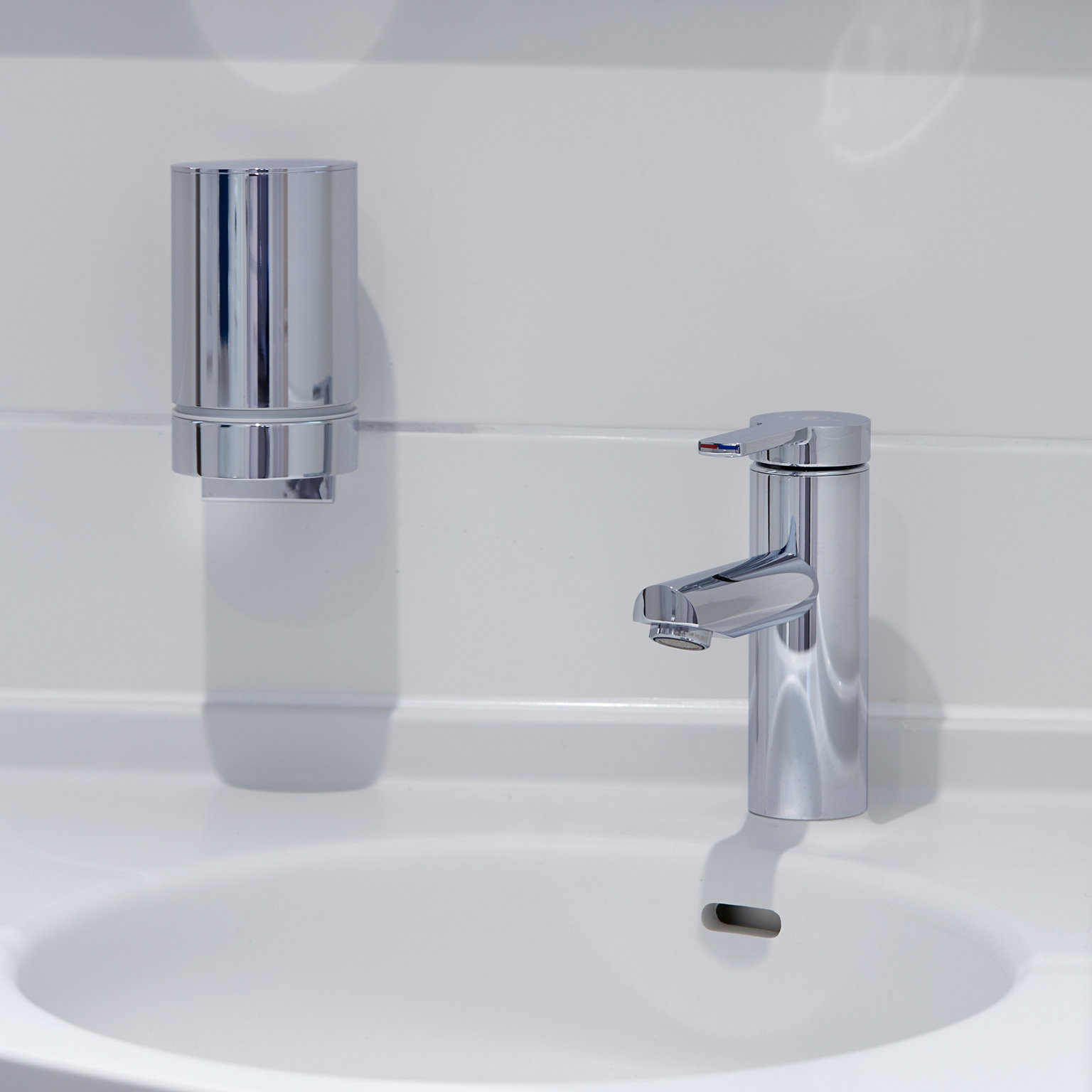 PLAN Blue Waschtischarmatur und PLAN Lotionspender am Waschtisch im Brucklyn