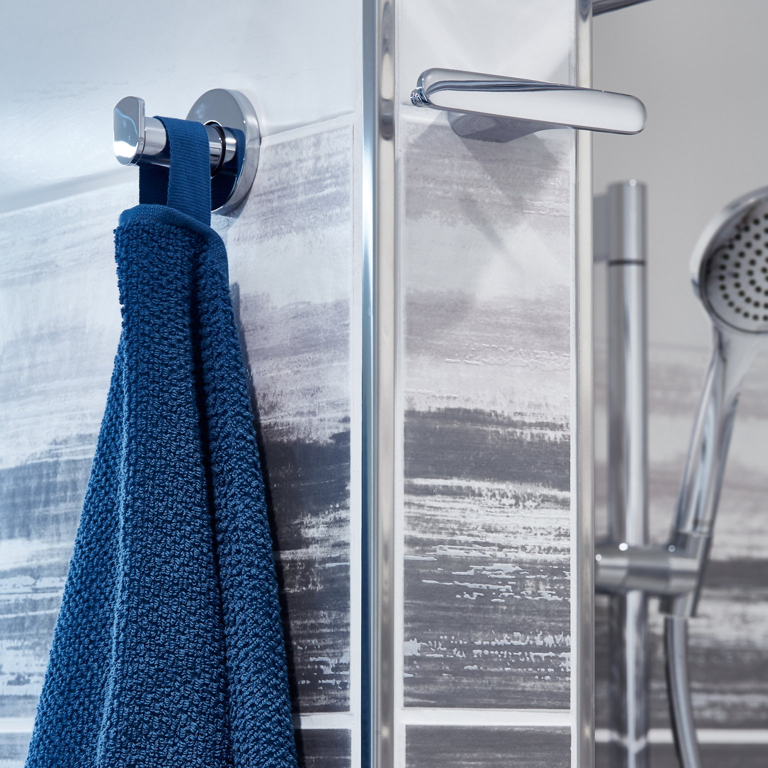 PLAN Handtuchhaken neben der Dusche im Brucklyn