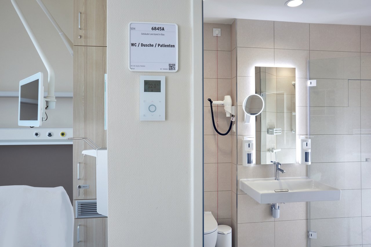 Patientenzimmer PKV in der Charité Berlin mit Badausstattungen von KEUCO