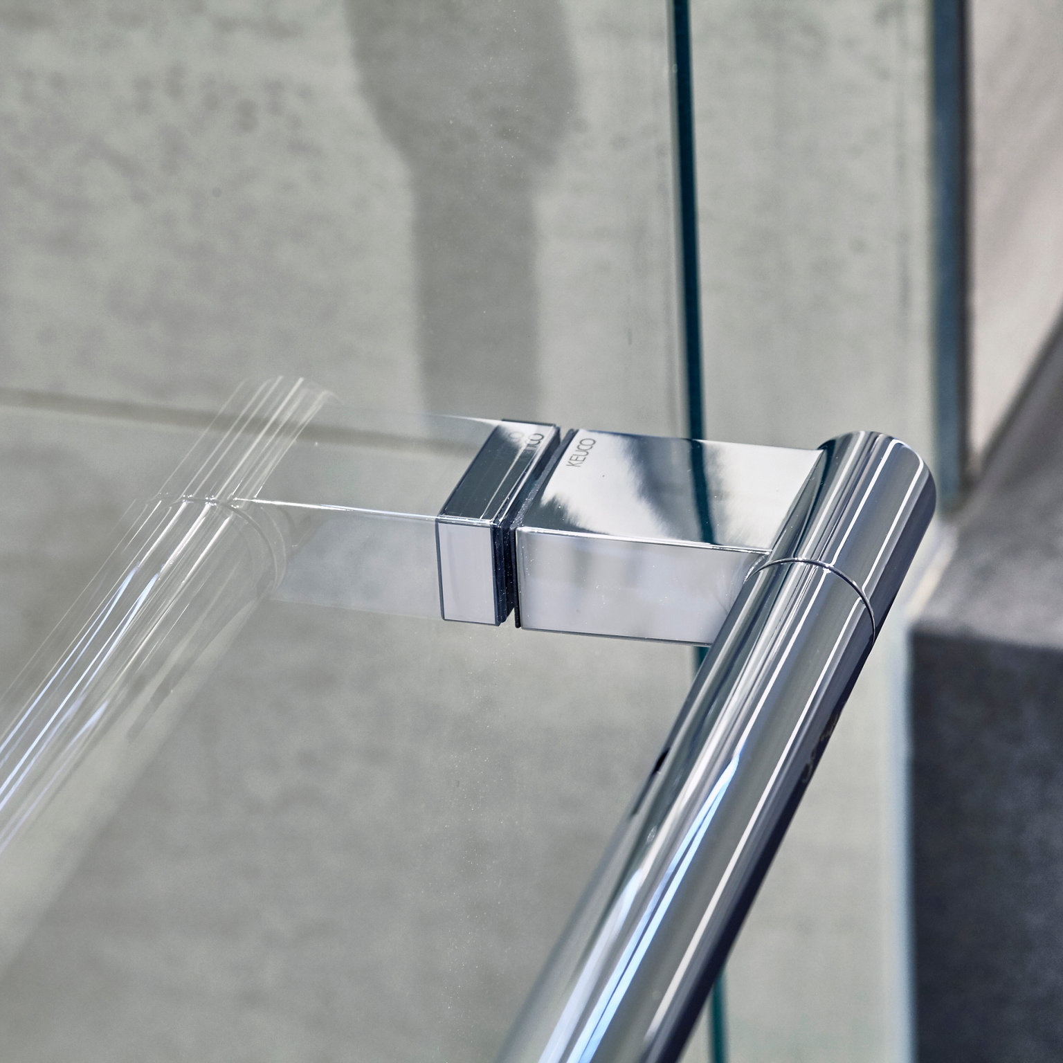 Detailansicht Badetuchhalter der Collection Plan an Glastür
