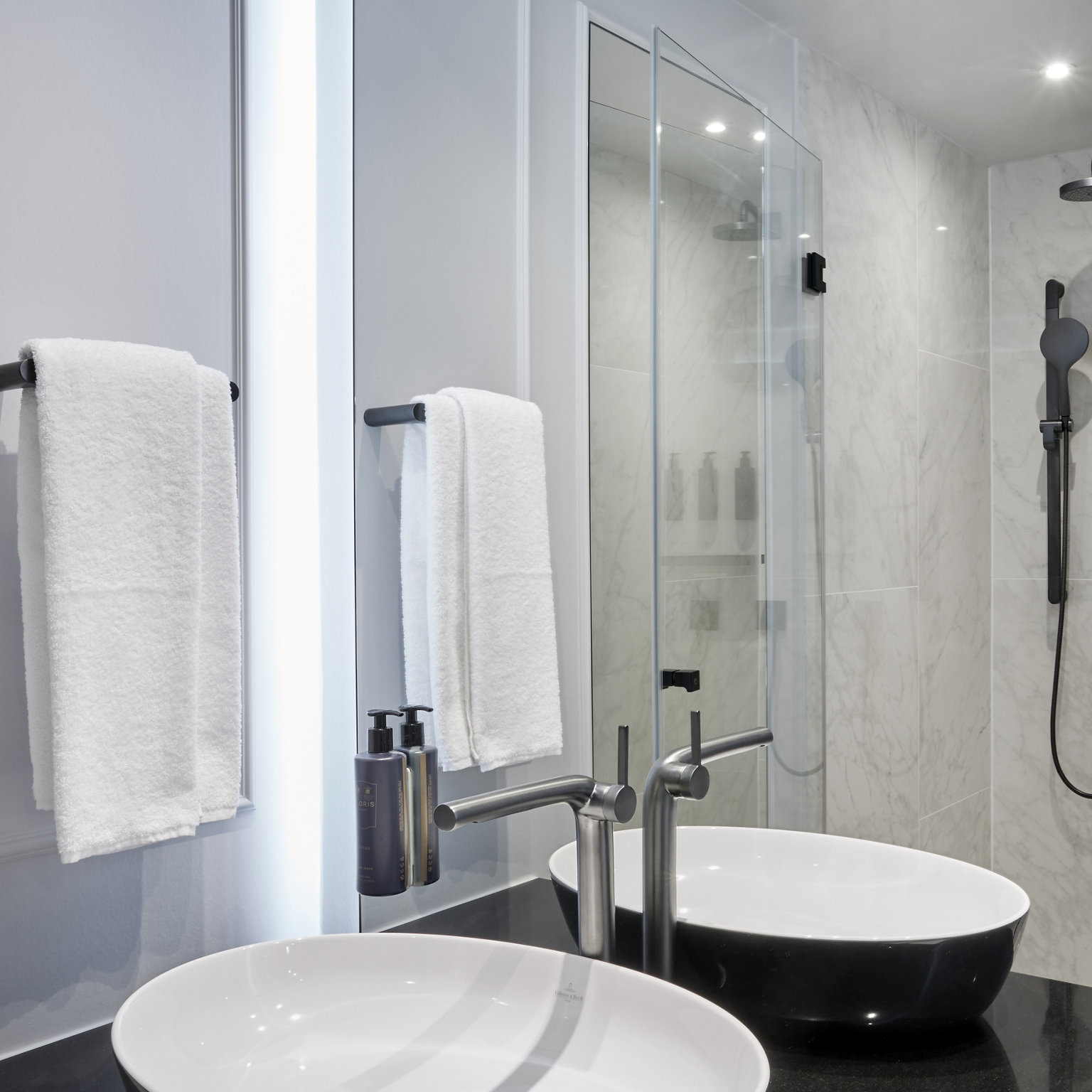Waschtisch mit EDITION 400 Armatur und Dusche mit IXMO in Schwarzchrom gebürstet im Le Luc Berlin