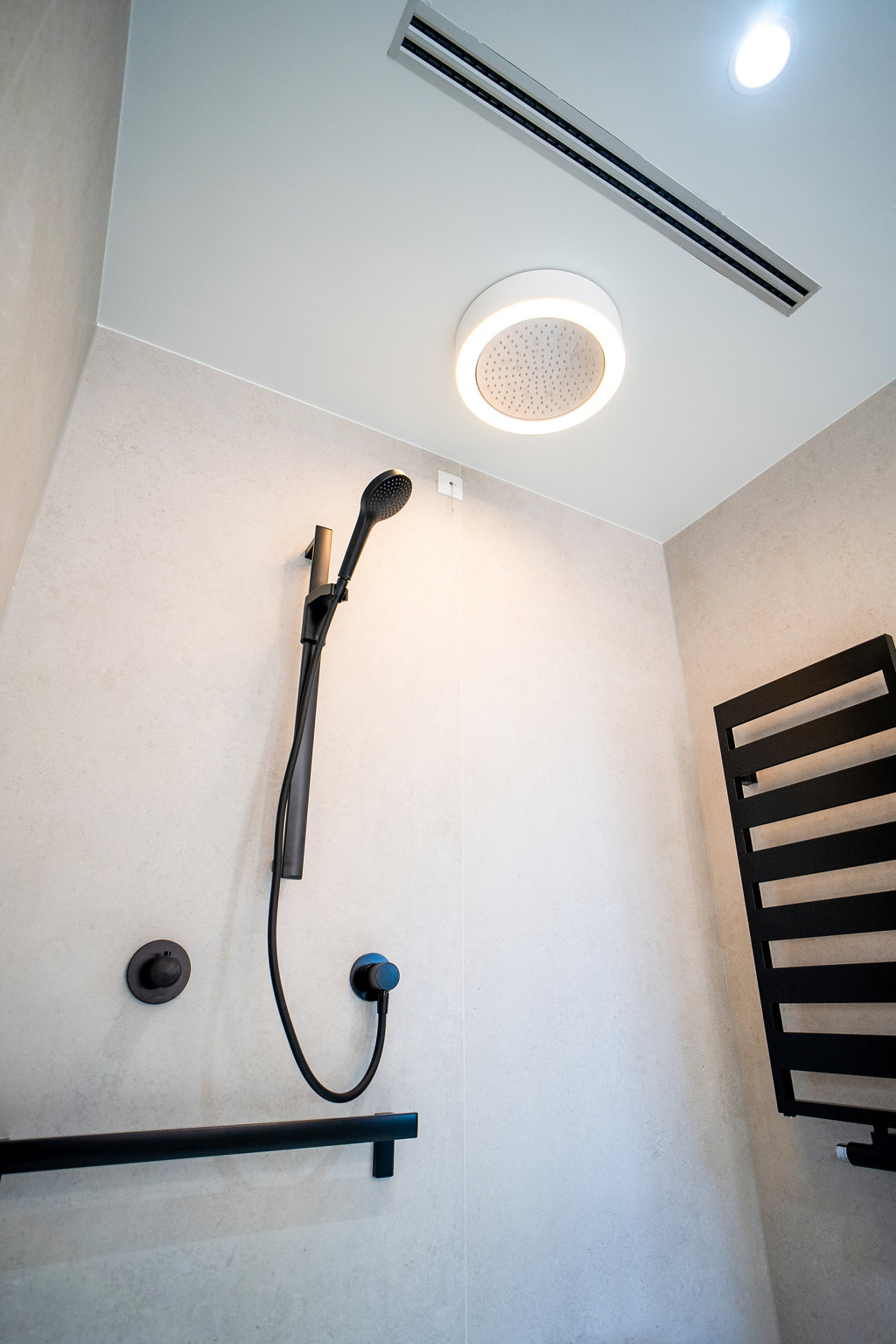 Klinikum Garmisch-Partenkirchen Badezimmer Dusche mit IXMO Armaturen, AXESS Relingsystem in Schwarz matt und Duschleuchte