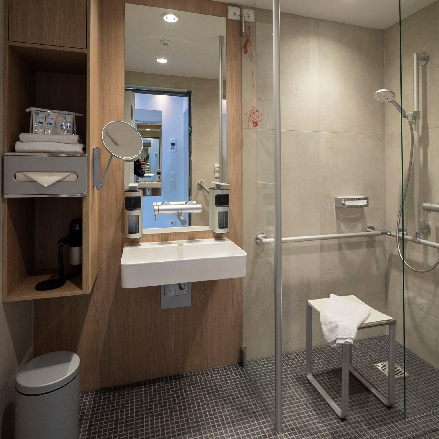 Waschtisch und Dusche mit PLAN CARE Accessoires und PLAN Armaturen im Krankenhaus Agaplesion