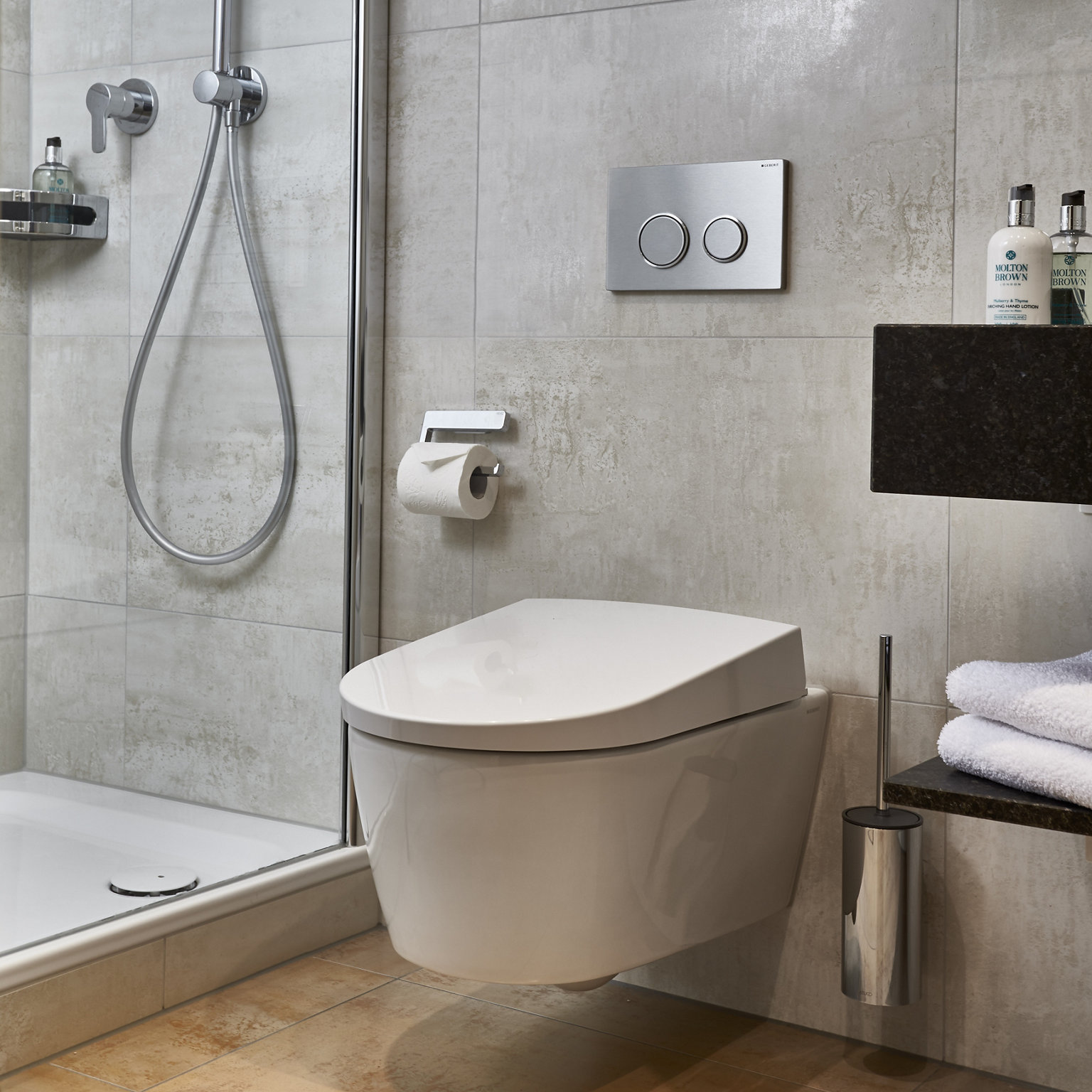 Dusche und WC mit IXMO Armatur und COLLECTION MOLL Accessoires im Hotel La Villa